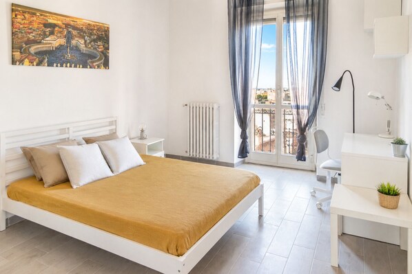 4 bedrooms, iron/ironing board, WiFi, bed sheets