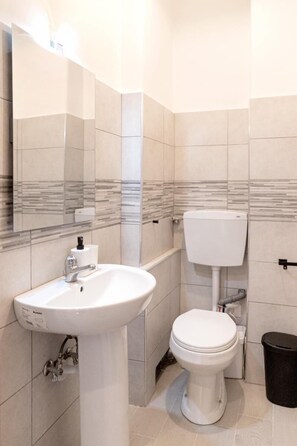 Dusch, hårtork, bidé och handdukar