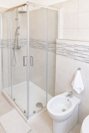 Dusche, Haartrockner, Bidet, Handtücher