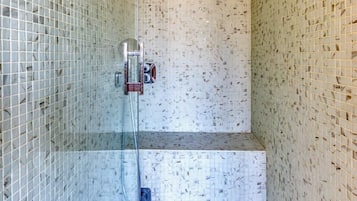 Douche, articles de toilette gratuits, sèche-cheveux