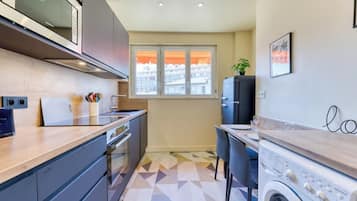 Réfrigérateur, micro-ondes, four, plaque de cuisson