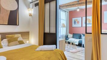 1 dormitori, planxa i posts de planxar, wifi i roba de llit