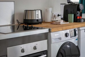 Kjøleskap, mikrobølgeovn, ovn og kokeplater