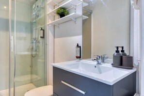 Een douche, gratis toiletartikelen, handdoeken