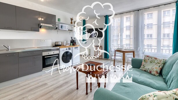 Un apartamento moderno con cocina, comedor y sala de estar.