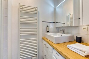 Dusche, kostenlose Toilettenartikel, Haartrockner, Handtücher