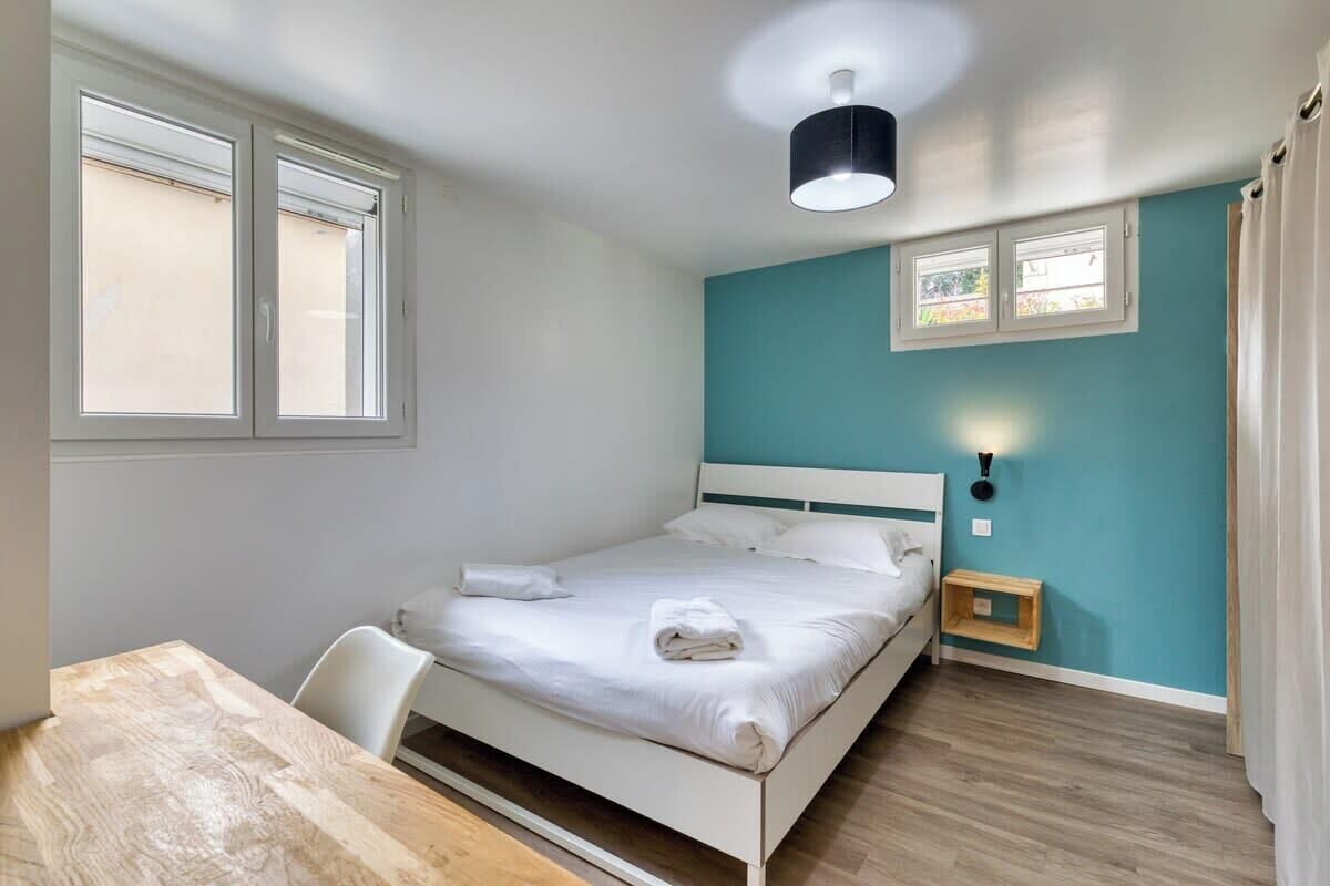 6 slaapkamers, een bureau, een strijkplank/strijkijzer, wifi