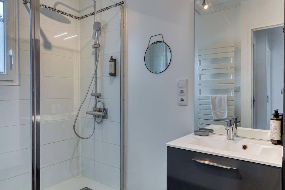 Douche, articles de toilette gratuits, serviettes fournies, savon
