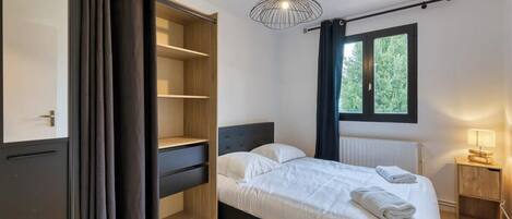 4 bedrooms, WiFi, bed sheets