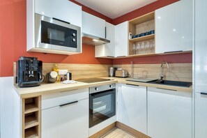 Kjøleskap, mikrobølgeovn, ovn og kokeplater