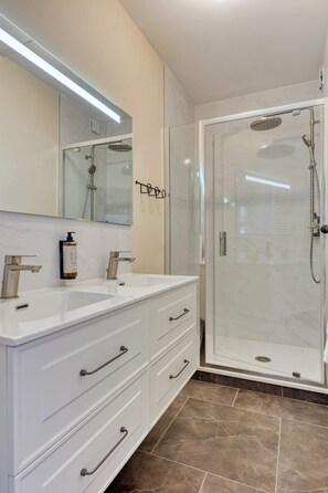 Dusche, kostenlose Toilettenartikel, Haartrockner, Handtücher