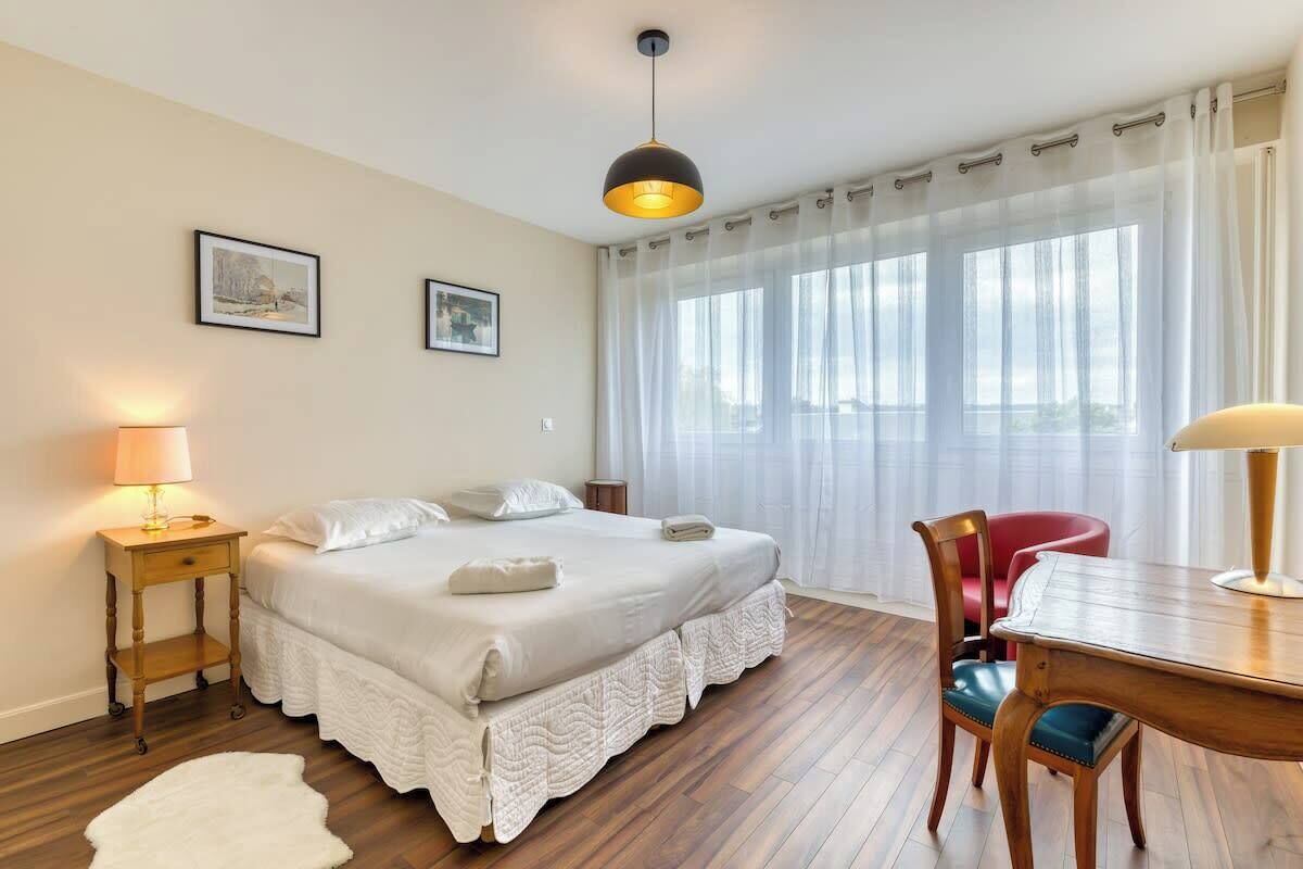 4 habitaciones, tabla de planchar con plancha, wifi y ropa de cama 
