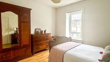 3 bedrooms, desk, iron/ironing board, travel cot