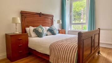 3 quartos, escrivaninha, ferros/tábuas de passar roupa, berço de viagem