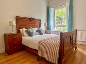 3 bedrooms, desk, iron/ironing board, travel crib