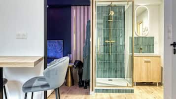 Shower, hair dryer, towels