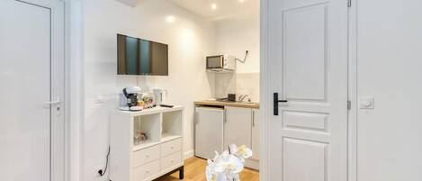 Fridge, microwave, stovetop, coffee/tea maker