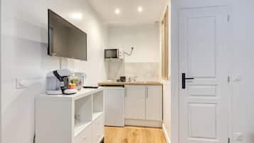 Réfrigérateur, micro-ondes, plaque de cuisson, cafetiÚre/bouilloire