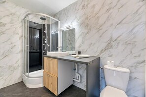 Douche, articles de toilette gratuits, sèche-cheveux