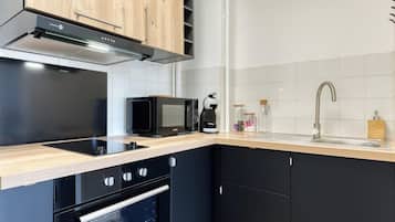Fridge, microwave, stovetop, coffee/tea maker