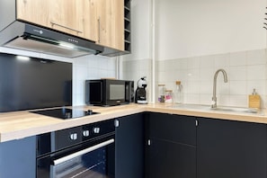 Réfrigérateur, micro-ondes, plaque de cuisson, cafetiÚre/bouilloire