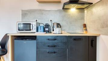 Een koelkast, een microgolfoven, een kookplaat, een vaatwasser