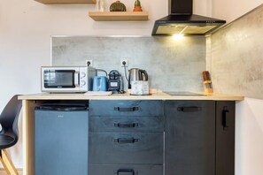 Refrigerador, microondas, parrilla de estufa y cafetera y tetera