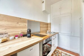 Fridge, microwave, stovetop, coffee/tea maker - Saint Maur * F2* beau logement entier (Rouen)