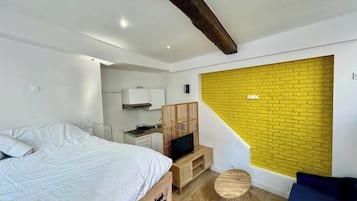 Een strijkplank/strijkijzer, wifi, beddengoed