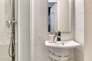 Douche, serviettes fournies, savon, shampoing