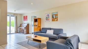 Télévision, lecteur de DVD, table de tennis de table, livres