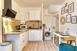 Fridge, microwave, stovetop, dishwasher