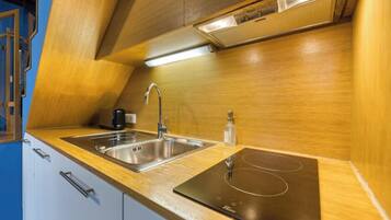 Frigorifero, microonde, piano cottura, lavastoviglie