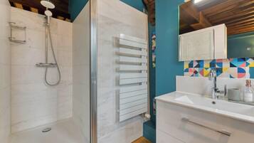 Chuveiro, secador de cabelo, toalhas de banho