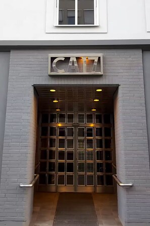 A building entrance with a metal sign reading "CAI".