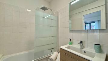 Shower, hair dryer, towels