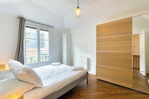 2 bedrooms, iron/ironing board, travel cot, WiFi