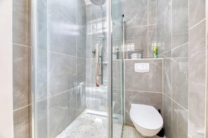 Secador de cabelo, toalhas de banho, sabonete, shampoo