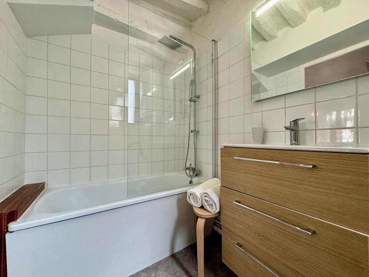 Dusch, hårtork och handdukar