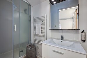 Regadera, secadora de cabello, toallas, jabón 