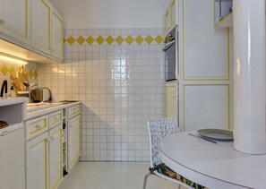 Fridge, oven, stovetop, coffee/tea maker - Virginie, F2 central et agréable avec parking ! (Rouen)