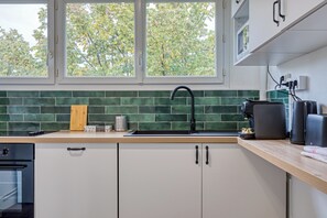 Fridge, microwave, oven, stovetop - La Suite des 3 Tours : spacieux 3 chambres (Rouen)