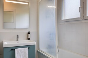 Gratis toiletartikelen, een haardroger, handdoeken