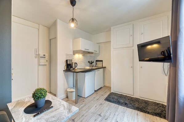 Réfrigérateur, micro-ondes, plaque de cuisson, lave-vaisselle