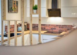 Kühlschrank, Mikrowelle, Ofen, Herdplatte