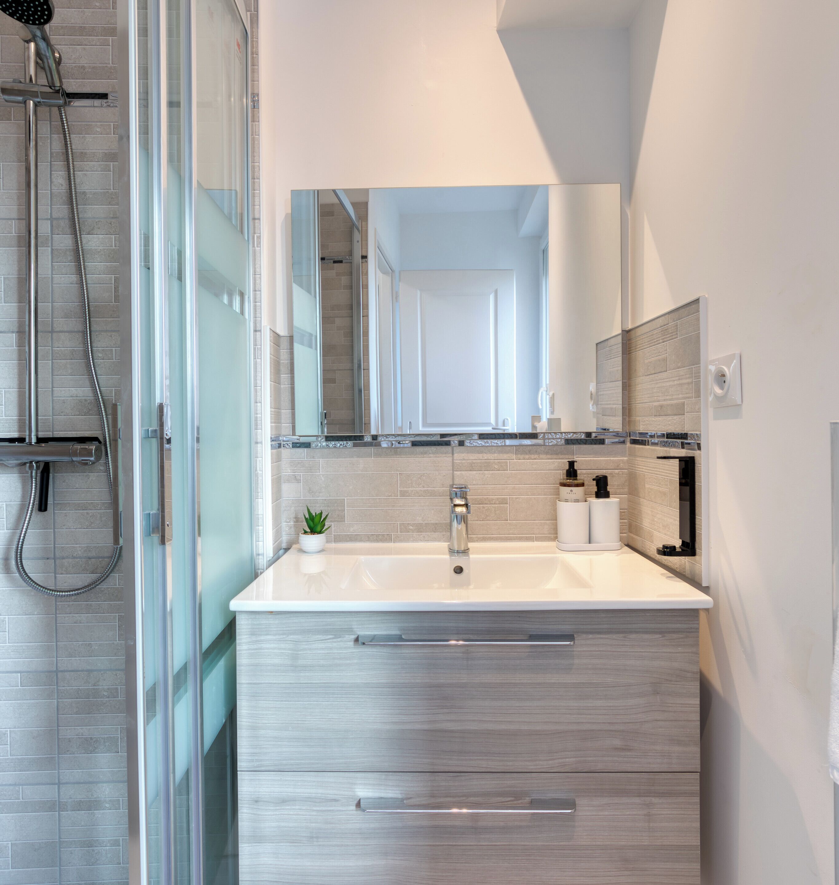 Douche, articles de toilette gratuits, serviettes fournies