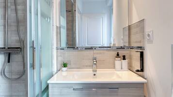 Douche, articles de toilette gratuits, serviettes fournies
