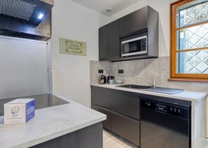 Réfrigérateur, micro-ondes, plaque de cuisson, lave-vaisselle