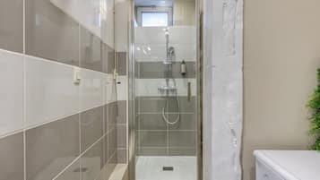 Douche, sèche-cheveux, serviettes fournies, savon