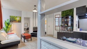 Een modern appartement met een zithoek, keuken en eethoek.